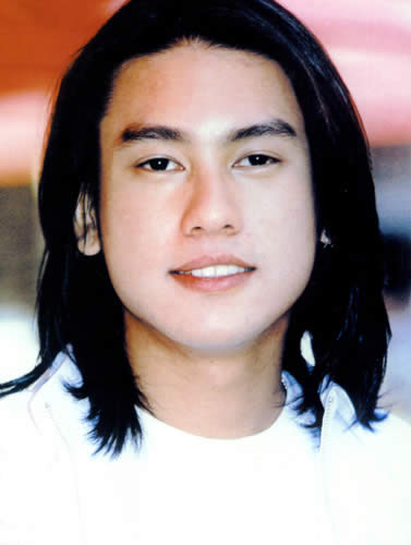 2001年,朱孝天在拍摄偶像剧《流星花园》后与其他三位主角组成f4,急速