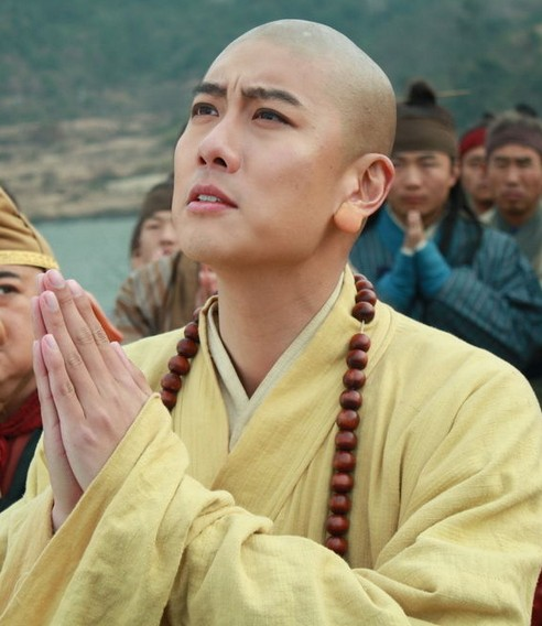 唐太宗为取得大乘真经,遍求贤才,唐玄奘毛遂自荐在帝前施礼道:"贫僧
