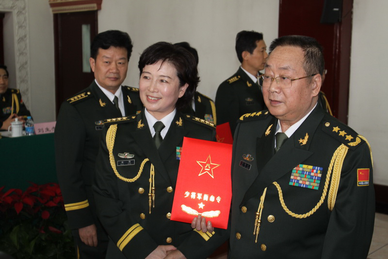 廖锡龙上将代表中央军委给杨杨授予少将军衔
