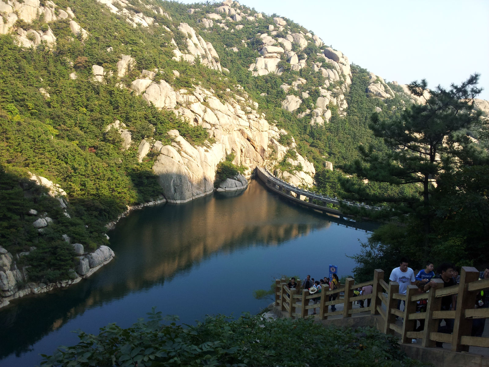 崂山风光秀丽,历史悠久,有着海上"第一名山"的美誉.