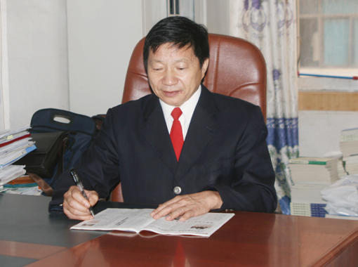 57岁,大学文化,中共党员,中学高级教师,现任东宝区成人教育中心校长