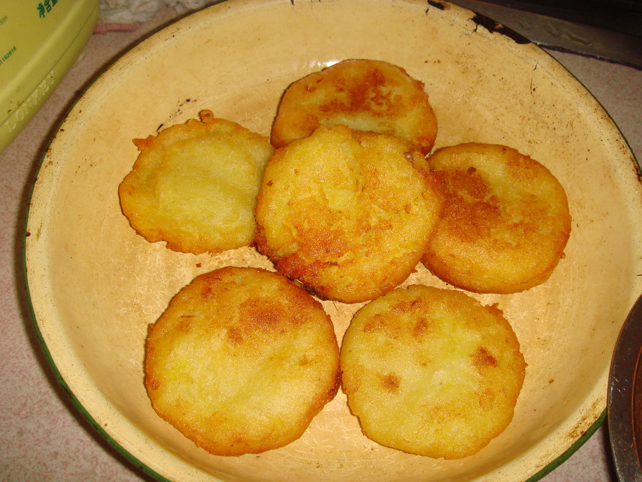 家常土豆饼   【原料】:土豆300克,水300克,面粉200克,盐3克.