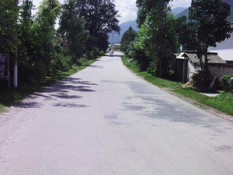 该村到镇道路为柏油路;进村道路为水泥路,柏油路路面;村内主干道均
