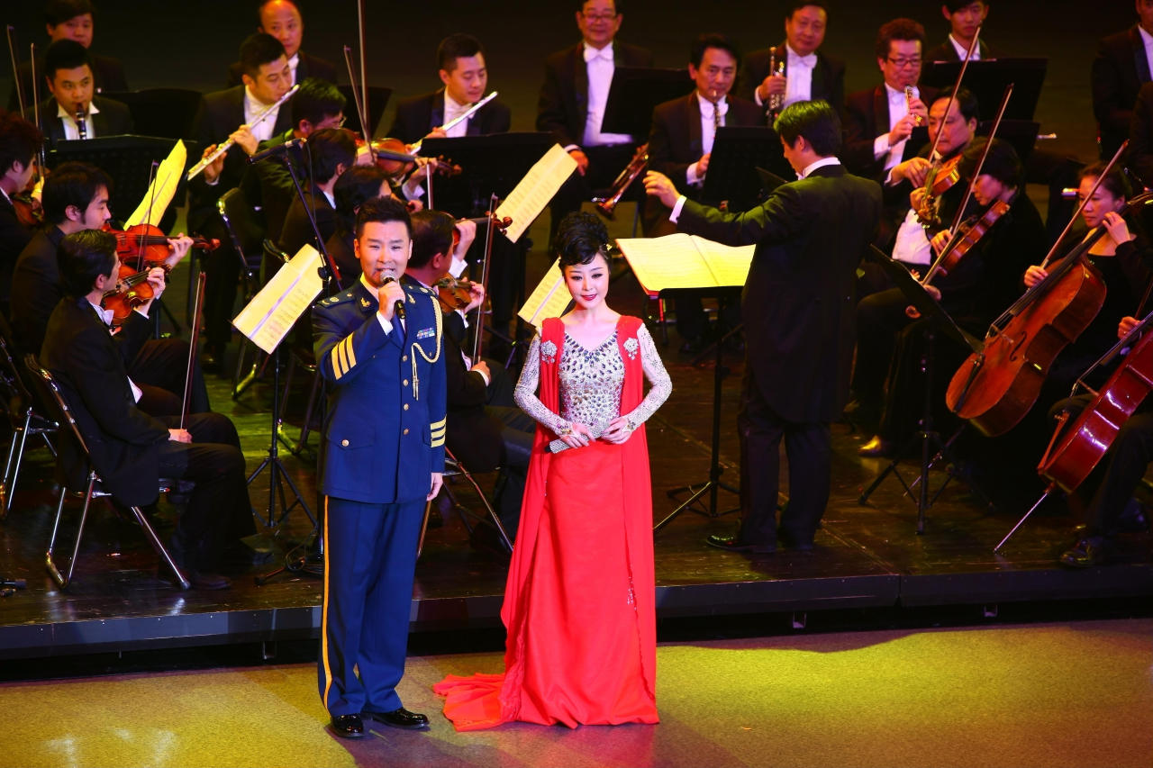 演唱会上 杨梅和刘和刚 合唱《十送红军》