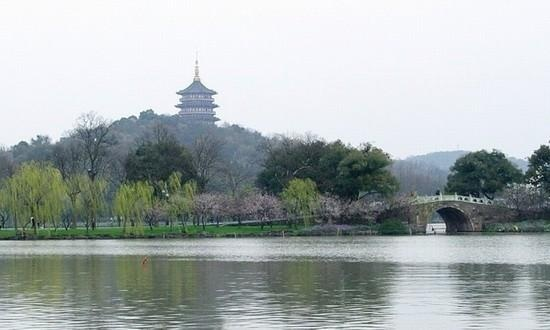 南宋(13世纪)以来,"苏堤春晓"就是  " 西湖十景      整条堤纵跨西湖
