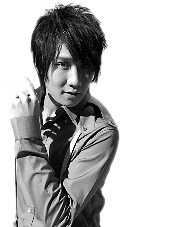 林俊杰(jj lin),著名男歌手,1981年出生于新加坡.2003年首发第