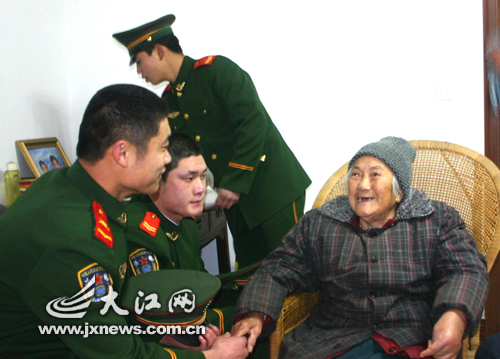 空巢老人(子女离家后的中老年夫妇)