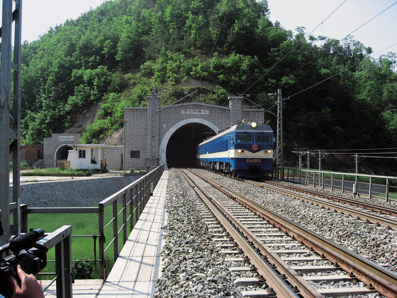 秦岭隧道Ⅰ,Ⅱ线均为单线电气化铁路隧道,全部采用支承块式整体