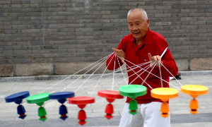 抖空竹的老人