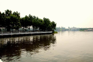 玉龙湖旅游资源丰富,景区幅员27平方公里,湖东有始建于唐宋年间的