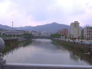 松源镇地处东经116°22′,北纬24°11′,位于梅县东北部,四面环山