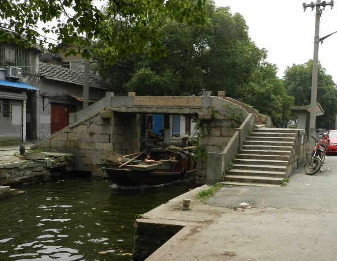 桥墩下有泄水方孔,桥面两侧刻有"重建梯梯云桥(苏州市吴江区黎里镇