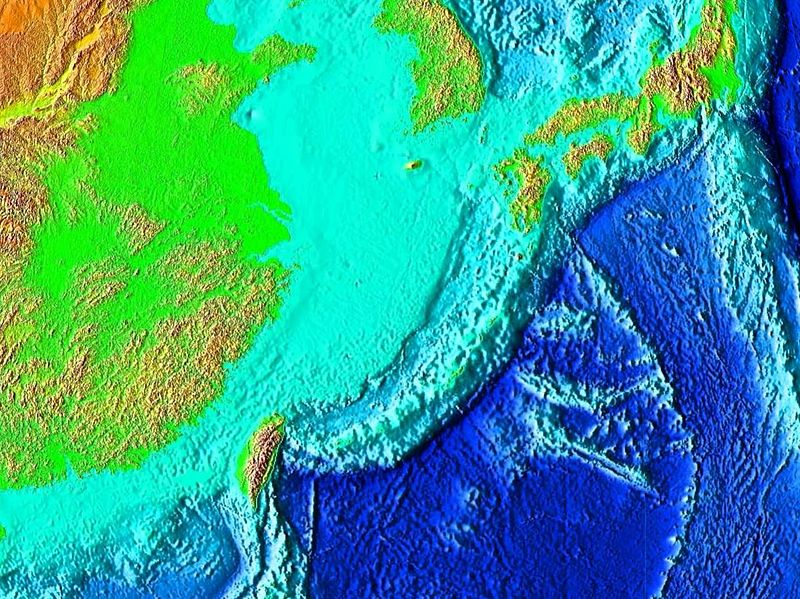 图中中央部份浅蓝色的为东中国海