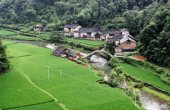 汉塘村隶属于广东省潮州市饶平县浮山镇,边上有方饶村,下塔村,石壁