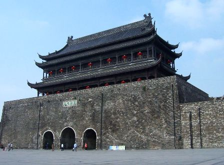 明中都鼓楼位于安徽滁州市凤阳县府城镇花布郎街鼓楼广场,是中都城