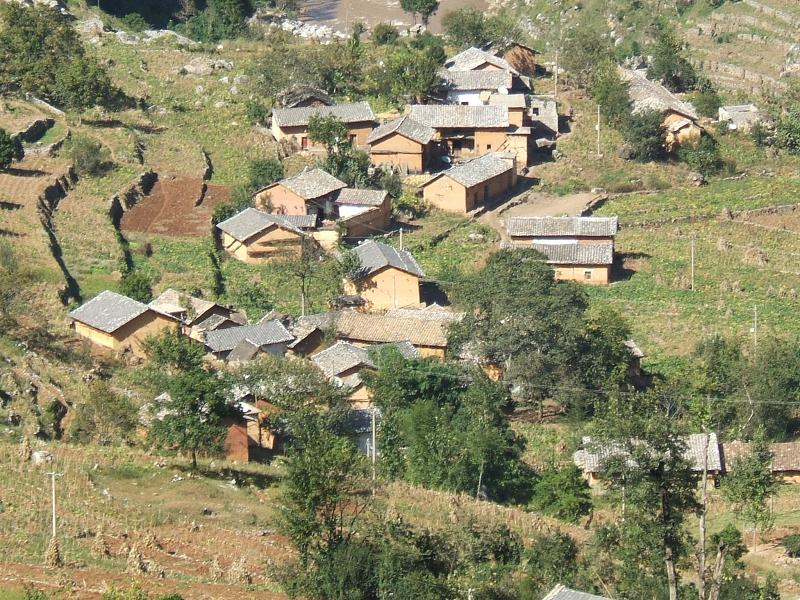 赵家湾村隶属于云南曲靖会泽县火红乡耳子山行政村,属于山区.