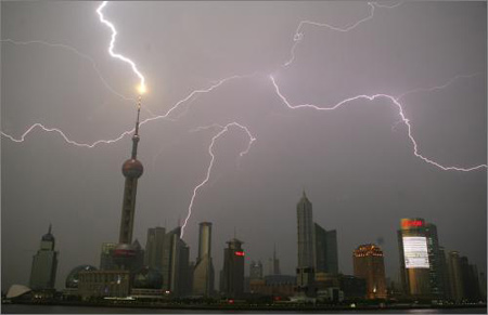 上海出现雷暴天气,东方明珠上空现闪电