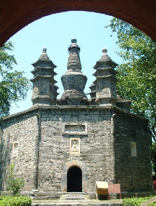 寺始建于唐贞观年间(627～649,名 云居禅寺