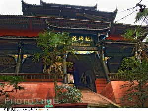 祖师殿,位于四川省都江堰市青城山天仓峰,背靠轩辕峰,面对白云溪.