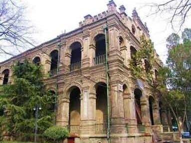 据《京城坊巷志稿》卷上116页转引自《啸亭杂录》记述: