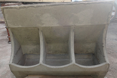 水泥猪食槽特征:     1,水泥猪食槽尺寸为 900x420x725mm ;  水泥
