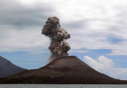 印尼喀拉喀托火山喷发