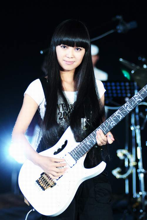 歌手云朵演唱会美女 20140105223346-1663112752.jpg