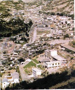 德钦县城升平镇坐落在雪岭深谷之中,它三面环山,一面临着澜沧江河谷