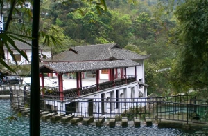 重庆永川桃花源景区位于永川区黄瓜山白岩槽卫星湖源头,占地200余