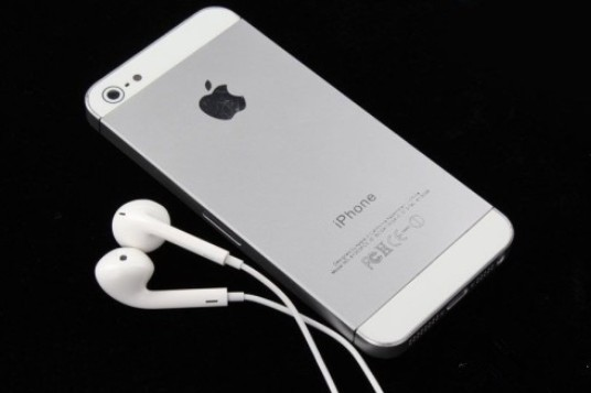 iPhone是由史蒂夫·乔布斯在2007年1月9日举行的Macworld宣布推出,2007年6月29日在美国上市。它是一款结合照相机、个人数码助理、媒体播放器以及无线通信设备的4频段的GSM制式智能手机。2007年6月29日18:00 iPhone(即iphone1代) 在美国上市。2008年7月11日,苹果公司推出3G iPhone。