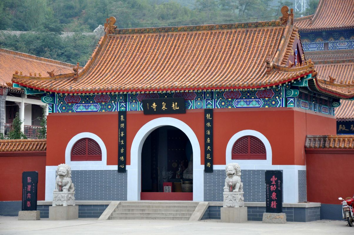 龙泉寺,位于北京海淀区西北边,凤凰岭自然风景区内,座落在北京西山