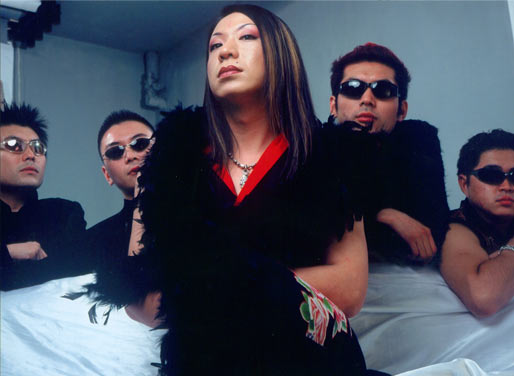 1999年6月多次北京受挫的梁龙回哈尔滨和苏永生组建"二手玫瑰"乐队