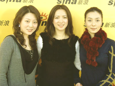 演员徐爽(左)、何晴(中)、潘晓莉(右)