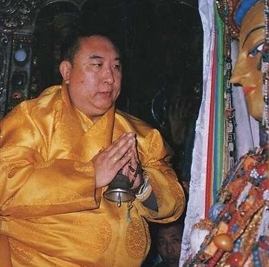 中国现代藏传佛教活佛十世班禅大师确吉坚赞受到教内外人士的喜爱.
