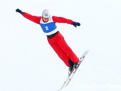 在都灵冬奥会自由式滑雪女子空中技巧的决赛中,中国队在决赛第一跳后