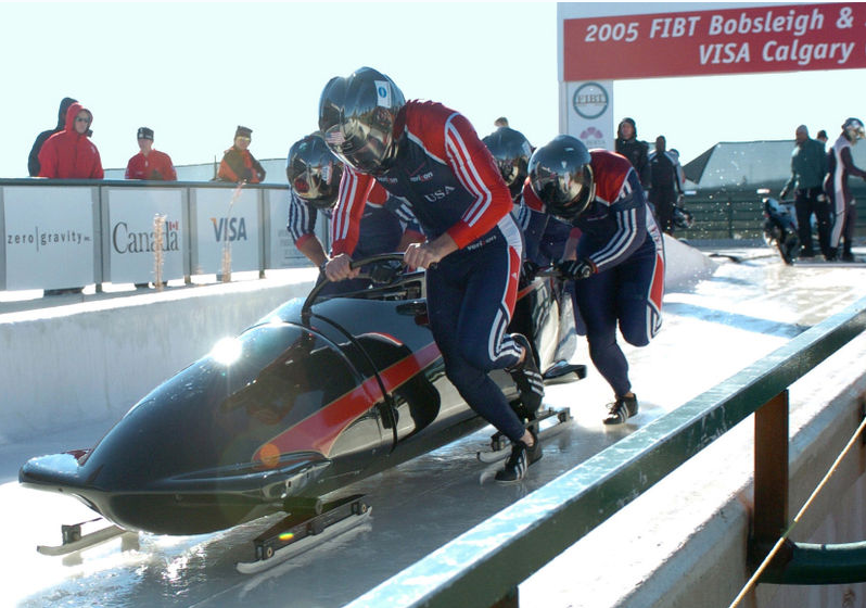 有舵雪橇(英文:bobsleigh)又称为"长雪橇",是一种以舵和方向盘控制的