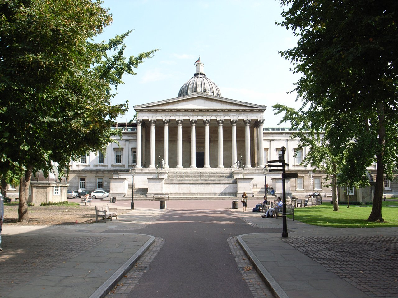 英国伦敦大学皇家霍洛威学院 - 均发留学 - 您身边的专业留学专家