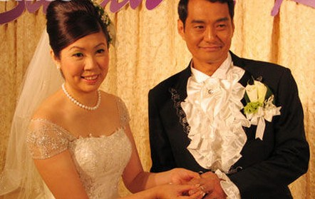 已经育有一子的王俊棠,2008年03月23日迎娶相识廿载的女友吴家丽
