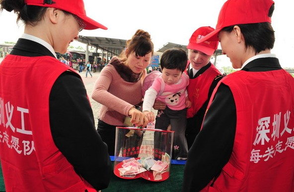 与身着\红马甲\的深圳义工相映衬