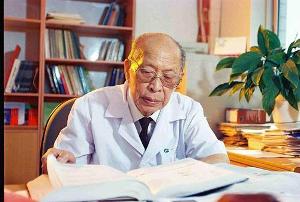 裘法祖出生在西子湖畔一个"书香世家,18岁那年考入同济大学医学院