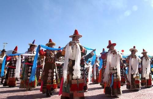 蒙古族民间一年之中最大的节日是相当于汉族春节的年节,亦称"白节"