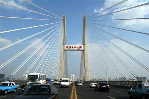 武汉长江二桥位于武汉长江大桥下游6.