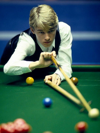 1985年,亨德利再次获得苏格兰业余锦标赛的冠军并转为职业选手,16岁