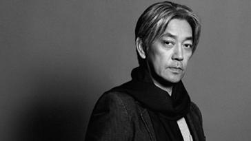 父亲是河出书房的编辑,曾负责三岛由纪夫,野间宏,中上健次等作家,名叫