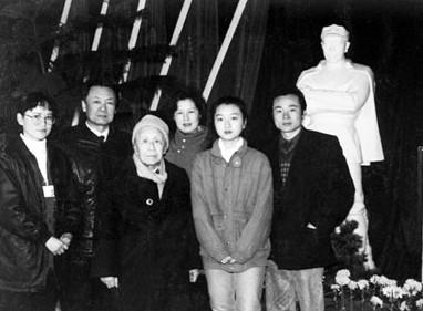 毛远新(左二),李莉(左五)