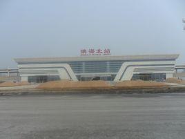 紧邻茶淀中心镇,处于京山线茶淀站和汉沽站之间,距汉沽城区中心约5.
