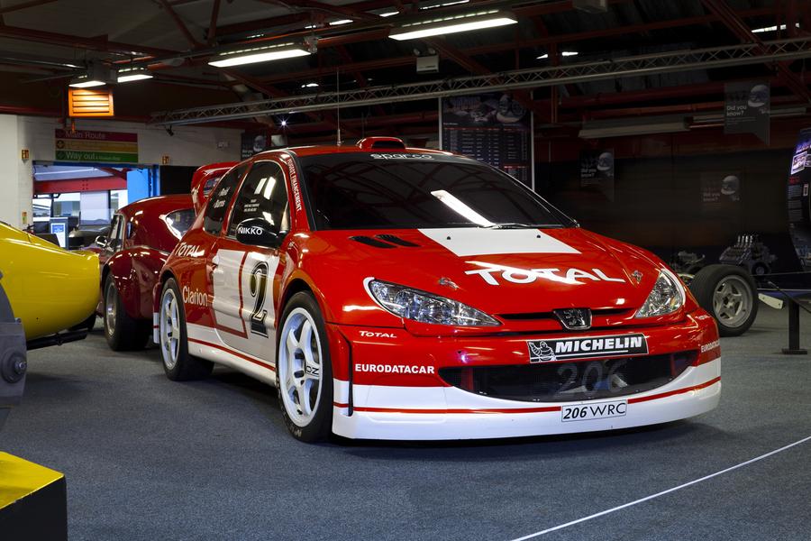 标致206wrc(2002年) 标致206wrc属于那种天生强大的拉力赛车,短轴距