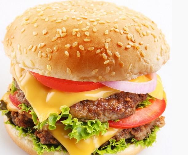在英语里头,hamburger就是指"来自汉堡的",可以是指汉堡包本身,或是