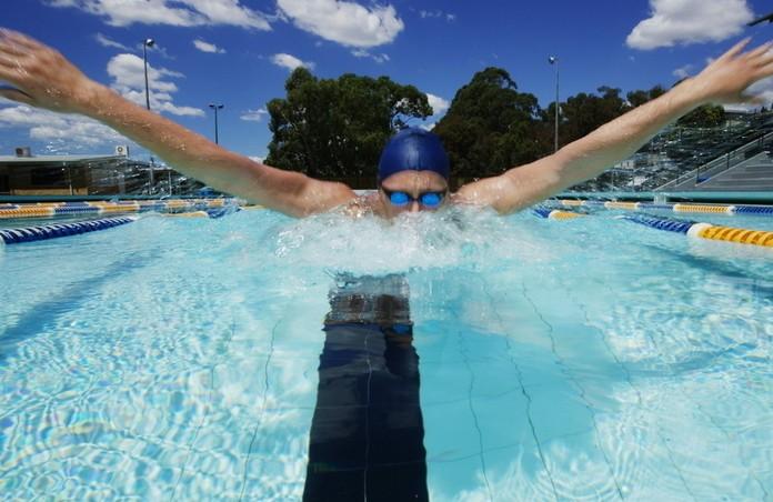 游泳减肥效果怎么样?能不能瘦大腿。小腿??游泳脂肪会不会变成肌肉阿?急。加分-