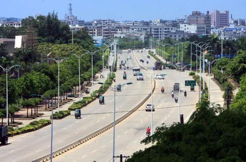 万宁市位于海南岛东南部沿海,东经110.39° 北纬18.